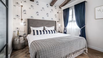 Rom – design, delvis sjøutsikt | Minibar (inkludert), safe på rommet, individuelt dekorert og skrivebord