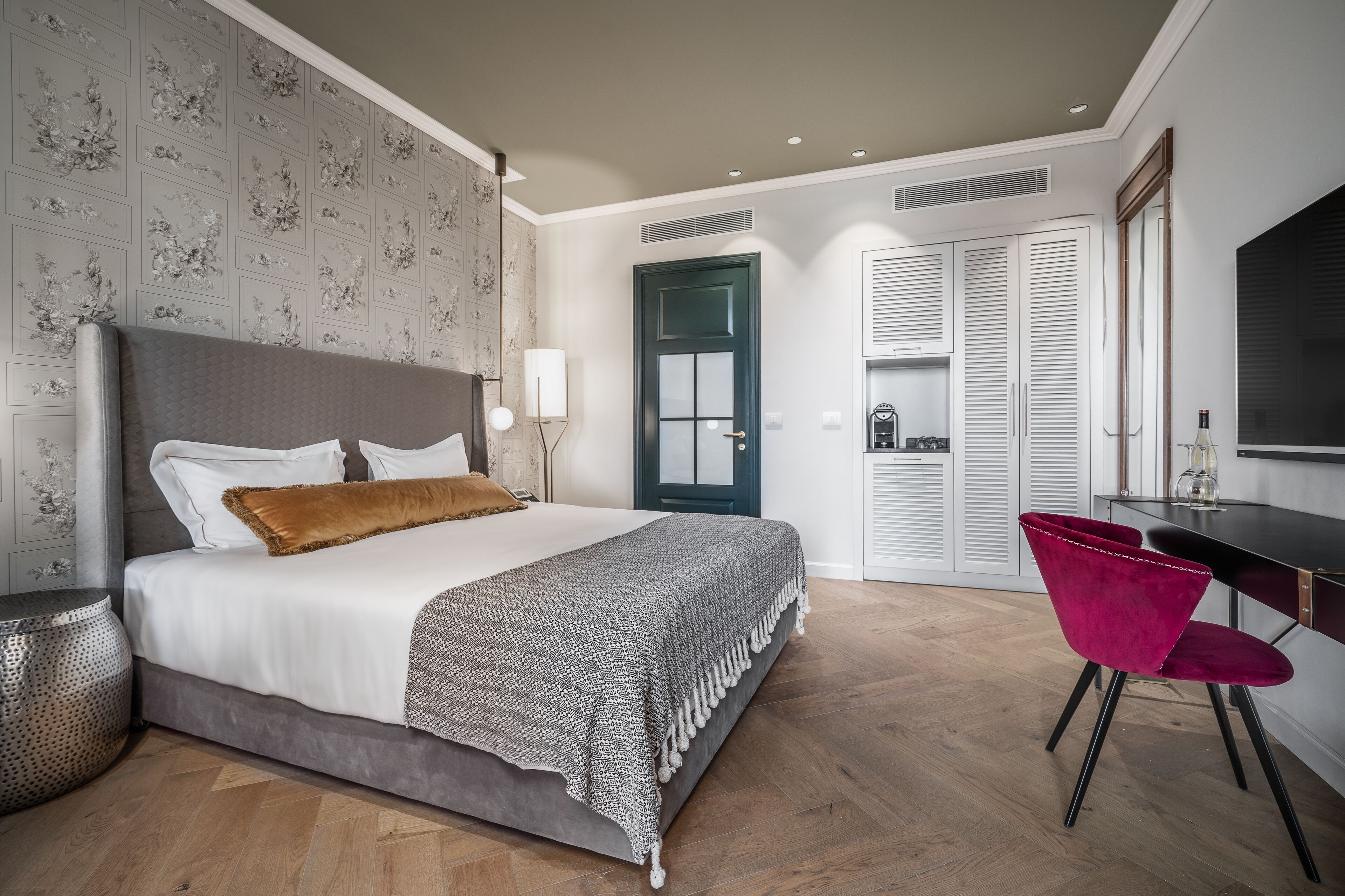 Ein modernes Schlafzimmer mit einem großen Bett, einem Schreibtisch und einem Stuhl.