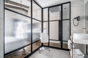 Free minibar, in-room safe, individually decorated, desk - Zamarin Hotel (Zikhron Ya'aqov)