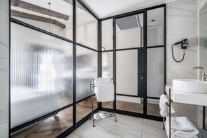 Minibar con artículos gratuitos y caja de seguridad en la habitación