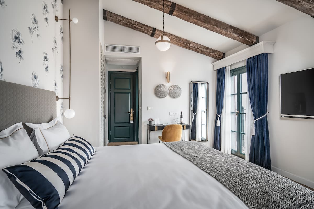 Flag Double Room | Free minibar, in-room safe, individually decorated, desk