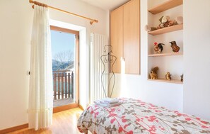 2 bedrooms, travel crib, free WiFi, bed sheets