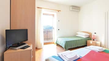 2 bedrooms, travel crib, WiFi (free), bed sheets