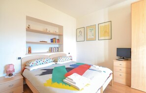 2 bedrooms, travel cot, free WiFi, bed sheets