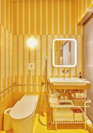 Un bagno con una vasca da bagno bianca, un lavandino con uno specchio e un appendi-asciugamani.