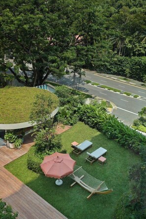 Outdoor dining - Orange Grove Serviced Residences (Singapore)