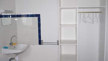Douche, sèche-cheveux, serviettes fournies, papier toilette
