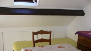 A small room with a single bed, a chair, a table, and a dresser. - Beautiful bright room (Le Mesnil-Esnard)
