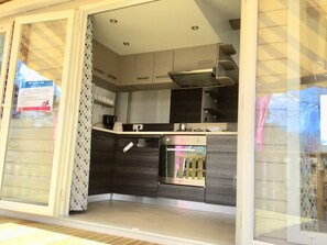 Een koelkast, een microgolfoven, een oven, een kookplaat