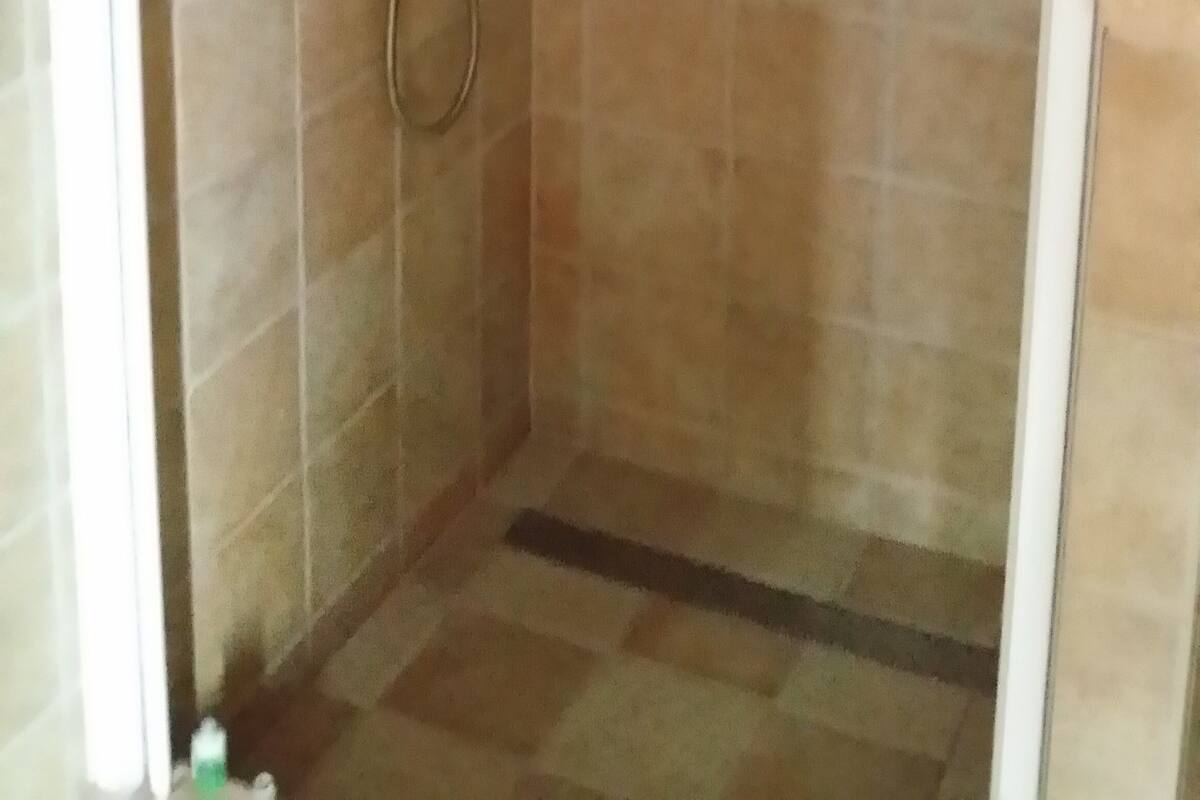 Shower, sandal, kloset, dan handuk