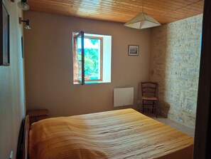 2 bedrooms, iron/ironing board, WiFi