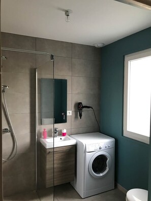 Baignoire, sèche-cheveux, papier toilette