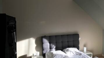 3 slaapkamers, een strijkplank/strijkijzer, reisbedje, gratis wifi