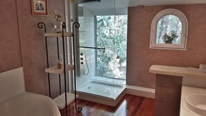 Ensemble douche/baignoire, sèche-cheveux, savon, papier toilette