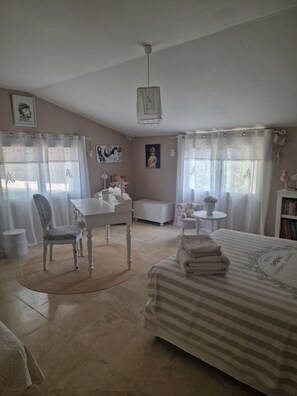3 slaapkamers, een bureau, een strijkplank/strijkijzer, reisbedje