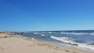 Chaises longues, serviettes de plage