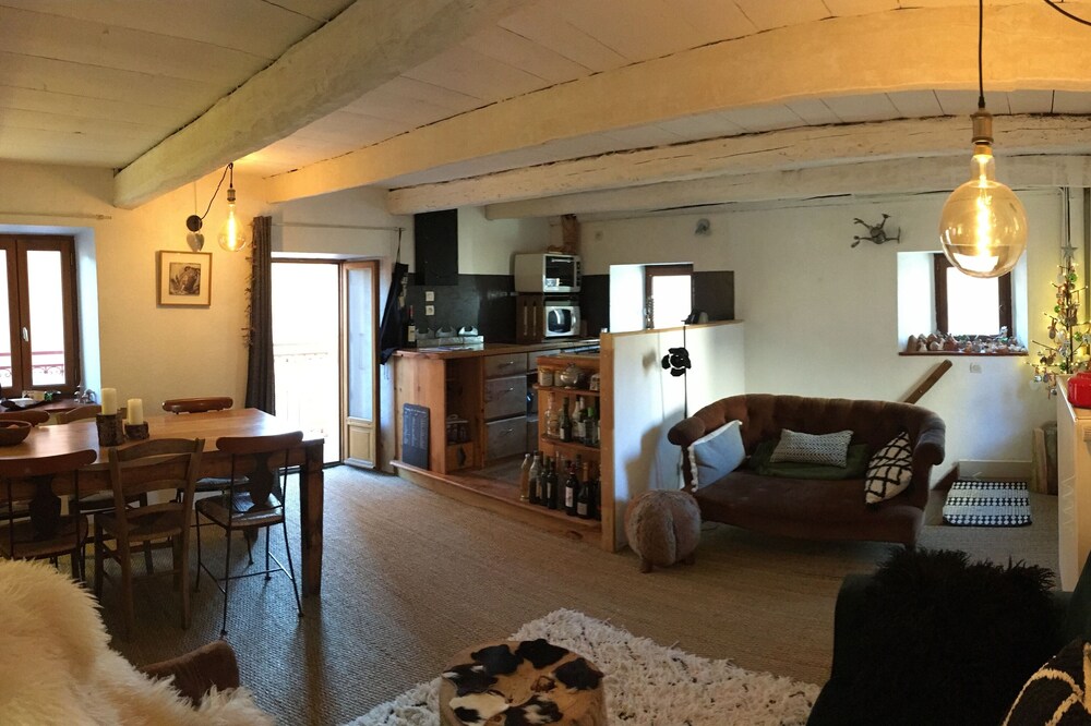 charming village house, Barcelonette center 6 to 8 people