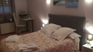Family Room | Desk, iron/ironing board (on request), cribs (surcharge) - Auberge St Roch (Averton)