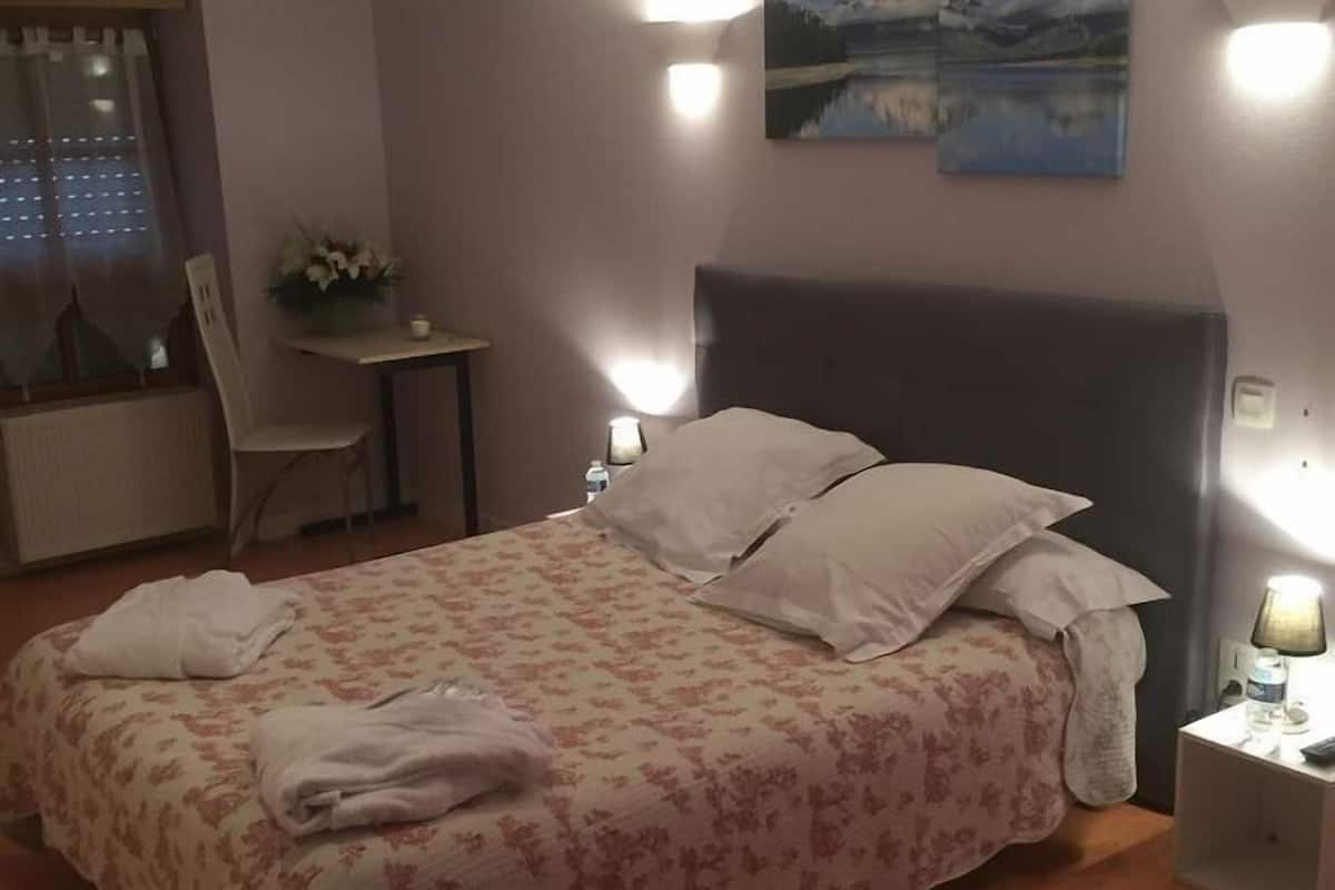 Chambre familiale | Décor unique, ameublement unique, bureau, fer et planche à repasser