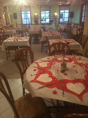 Lunch and dinner served - Auberge St Roch (Averton)