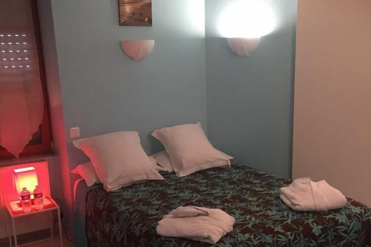 Chambre double, accessible aux personnes à mobilité réduite | Bureau, fer et planche à repasser, lit de bébé (supplément)