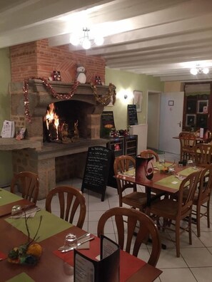 Lunch and dinner served - Auberge St Roch (Averton)