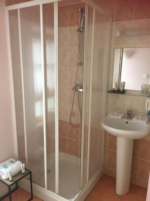 Bathroom shower - Auberge St Roch (Averton)