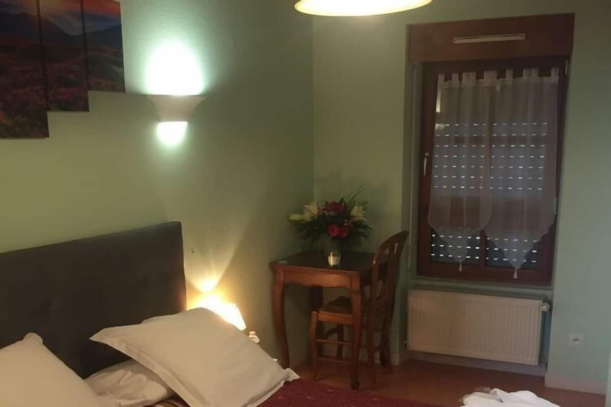 Chambre double | Décor unique, ameublement unique, bureau, fer et planche à repasser