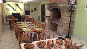 Daily continental breakfast for a fee - Auberge St Roch (Averton)