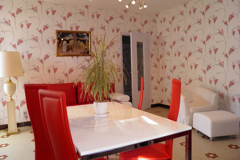 APARTMENT IN THE GARDEN OF HISTORICAL MONUMENT OF 5000 YEARS