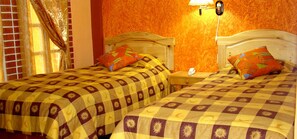 Desk, bed sheets - Hotel Samay Wasi (Uyuni)