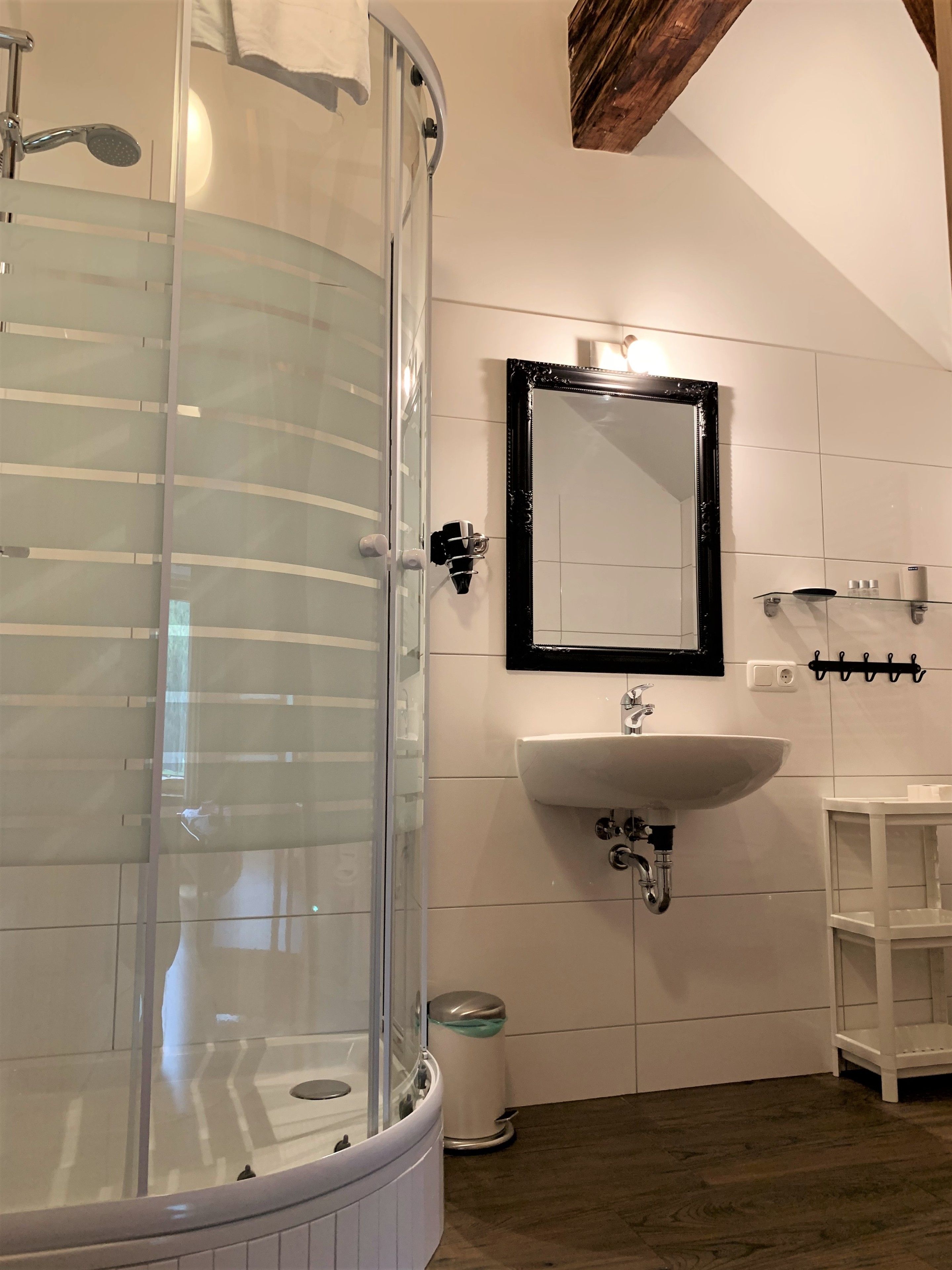 Apartment ([9] excl. 108 € cleaning fee per stay) | Bathroom | Shower, free toiletries, hair dryer, towels