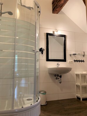 Leilighet ([9] excl. 108 € cleaning fee per stay) | Bad | Dusj, toalettartikler (inkludert), hårføner og håndklær