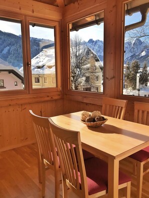 Appartement, balcon ([6] excl. 81 € cleaning fee per stay) | Coin séjour | Télévision à écran plat de 42 pouces avec chaînes par satellite