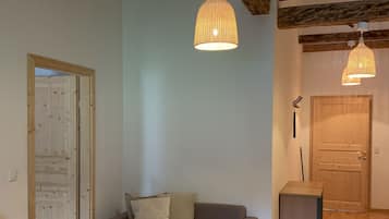 Tabla de planchar con plancha, wifi gratis y ropa de cama