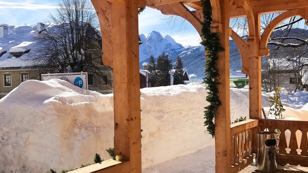 A wooden gazebo with a table and a dog. - Der Ulmenhof (Gosau)