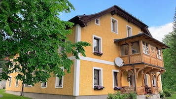 Pintu masuk properti