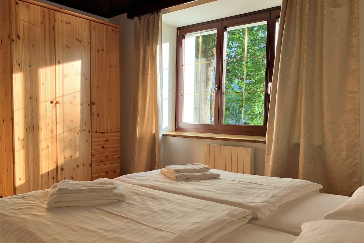 1 habitación, tabla de planchar con plancha, wifi gratis y ropa de cama