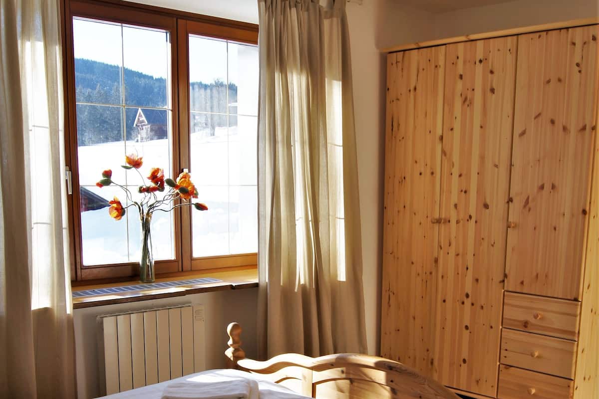 1 habitación, tabla de planchar con plancha, wifi gratis y ropa de cama