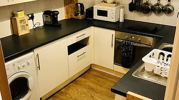 Comfort House, Multiple Beds, Non Smoking | Shared kitchen | Full-size fridge, microwave, oven, stovetop