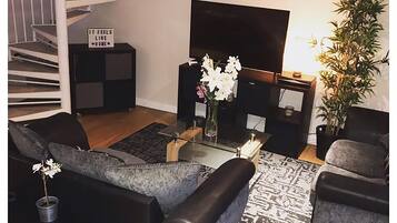 Comfort House, Multiple Beds, Non Smoking | Living area | Flat-screen TV, Netflix