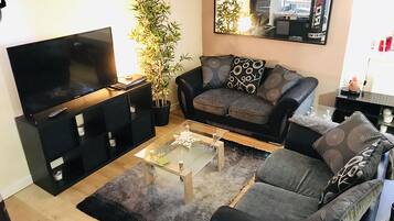 Comfort House, Multiple Beds, Non Smoking | Living area | Flat-screen TV, Netflix