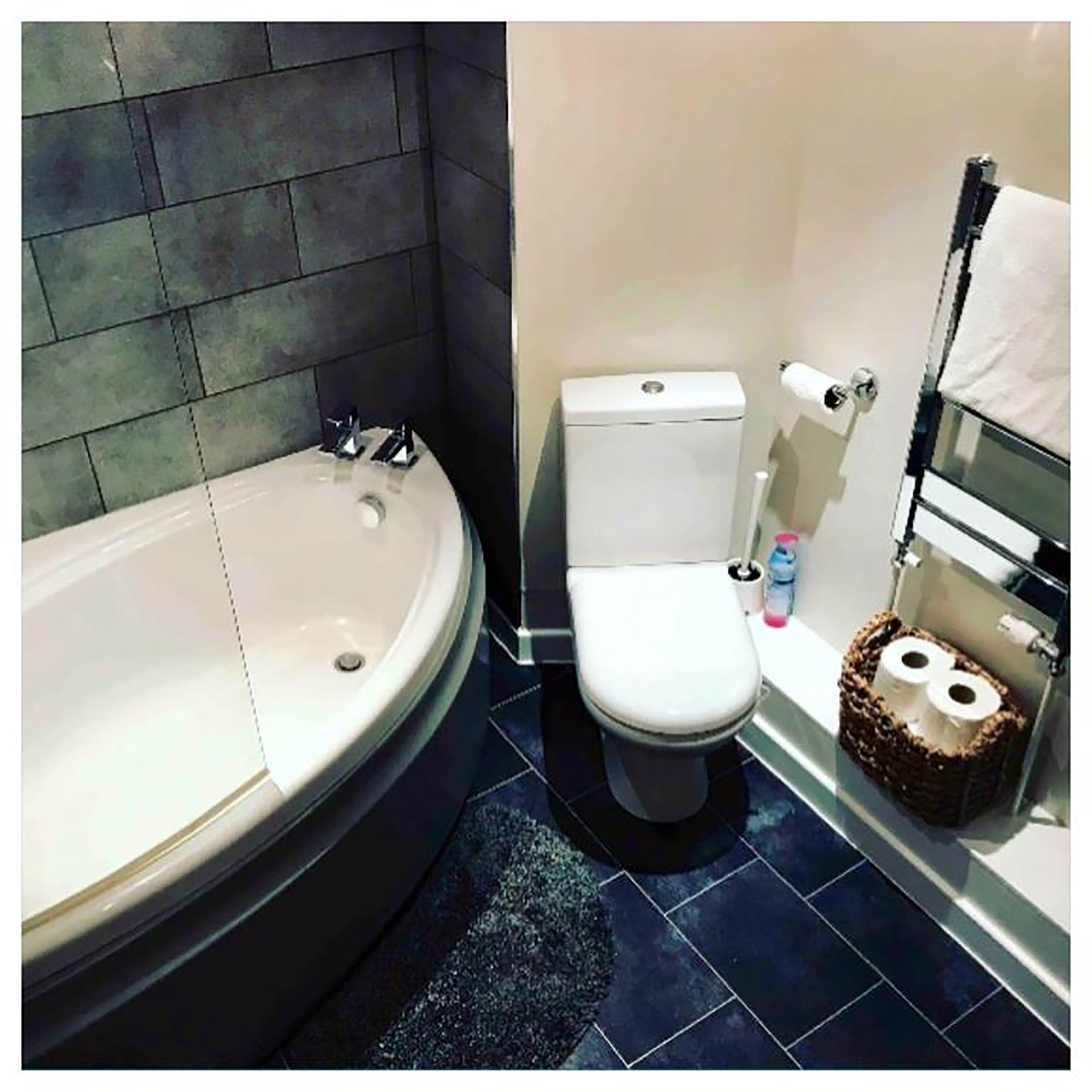 Comfort House, Multiple Beds, Non Smoking | Bathroom | Combined shower/bathtub, deep-soaking bathtub, free toiletries