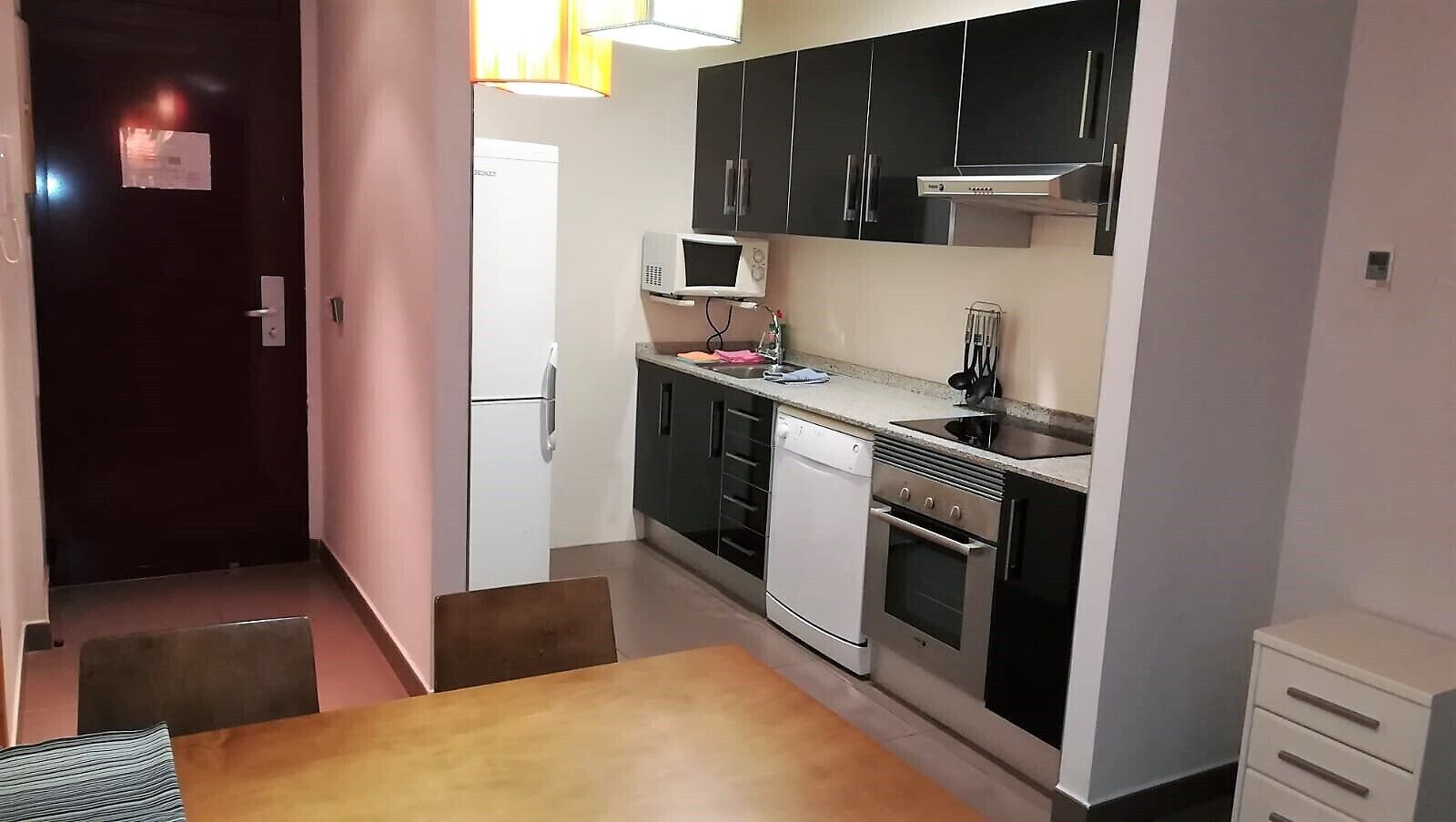 Großer Kühlschrank, Mikrowelle, Ofen, Herdplatte