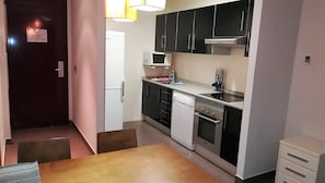 Full-sized fridge, microwave, oven, stovetop - Aparthotel El Faro (Cullera)