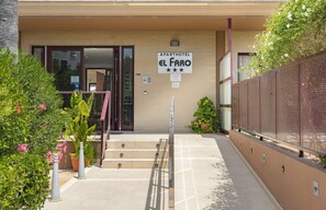 Property entrance - Aparthotel El Faro (Cullera)