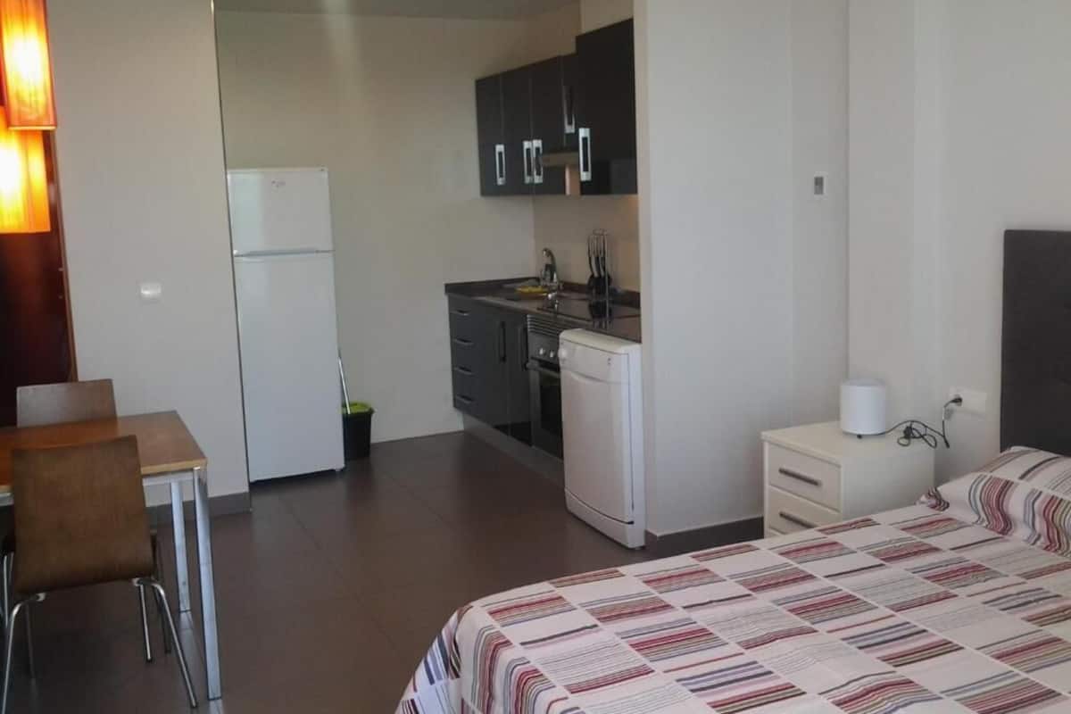 Estudio, vista al mar | 1 habitación, minibar, tabla de planchar con plancha y wifi gratis