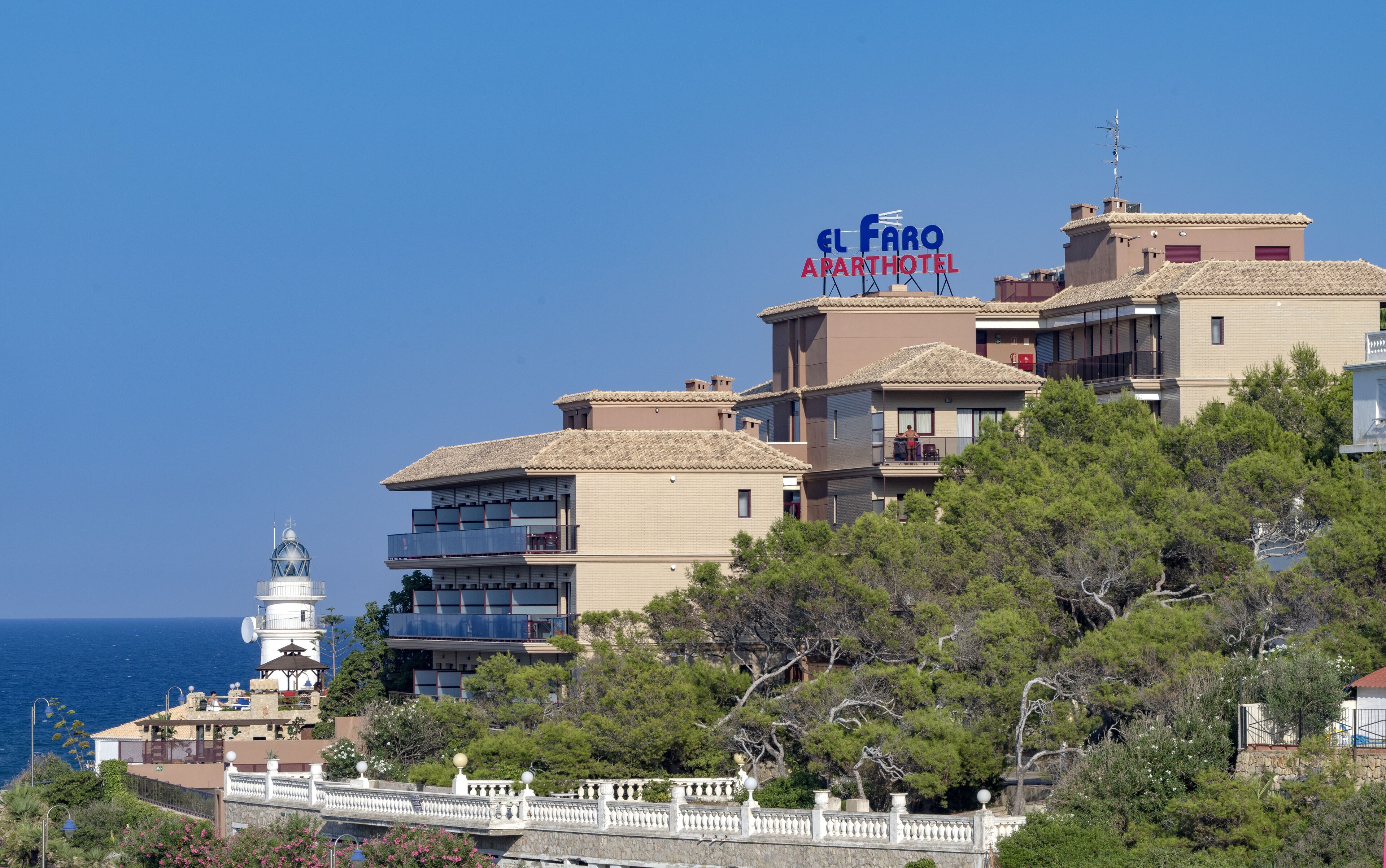 Un hotel frente al mar con varios balcones y vistas al océano.