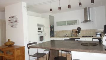 Køleskab, mikrobølgeovn, ovn, kogeplade