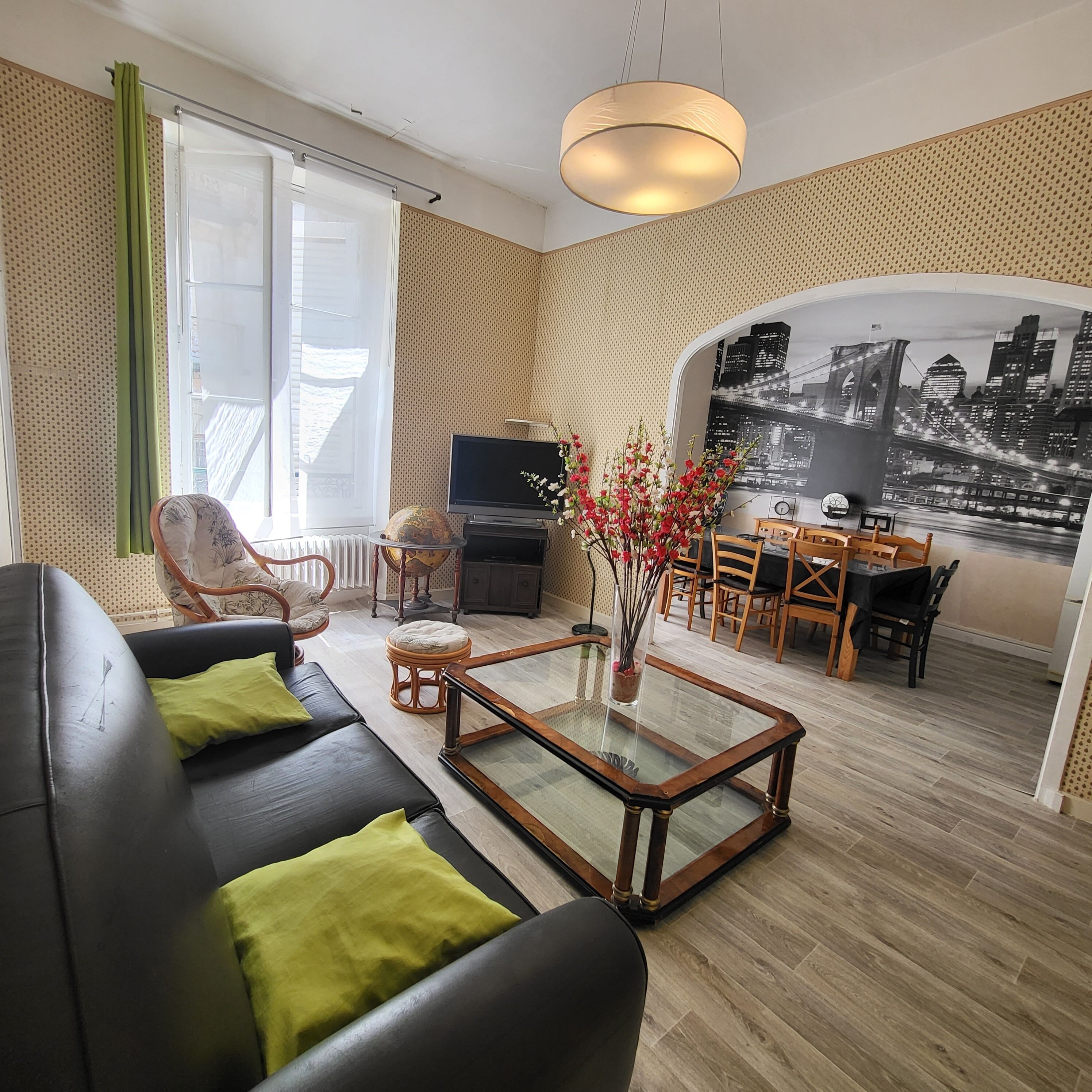 Large renovated apartment free wifi exceptional promo 1 week in August